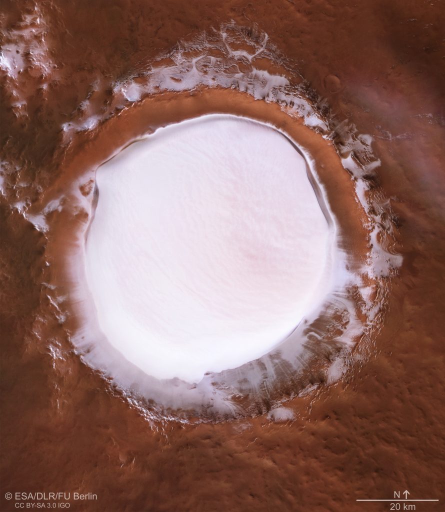 Foto del cratere Korolev da Mars Express. Credit: ESA/DLR/FU Berlin,CC BY-SA 3.0 IGO