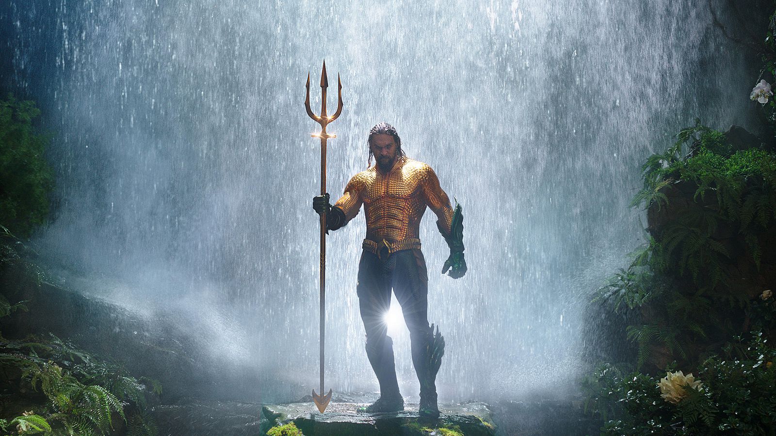 Aquaman: Jason Momoa con il tridente in giro per il mondo thumbnail