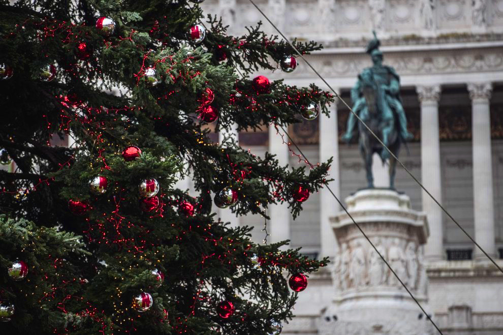 Netflix regala l'albero di Natale a Roma e Stranger Things pensa alle decorazioni thumbnail