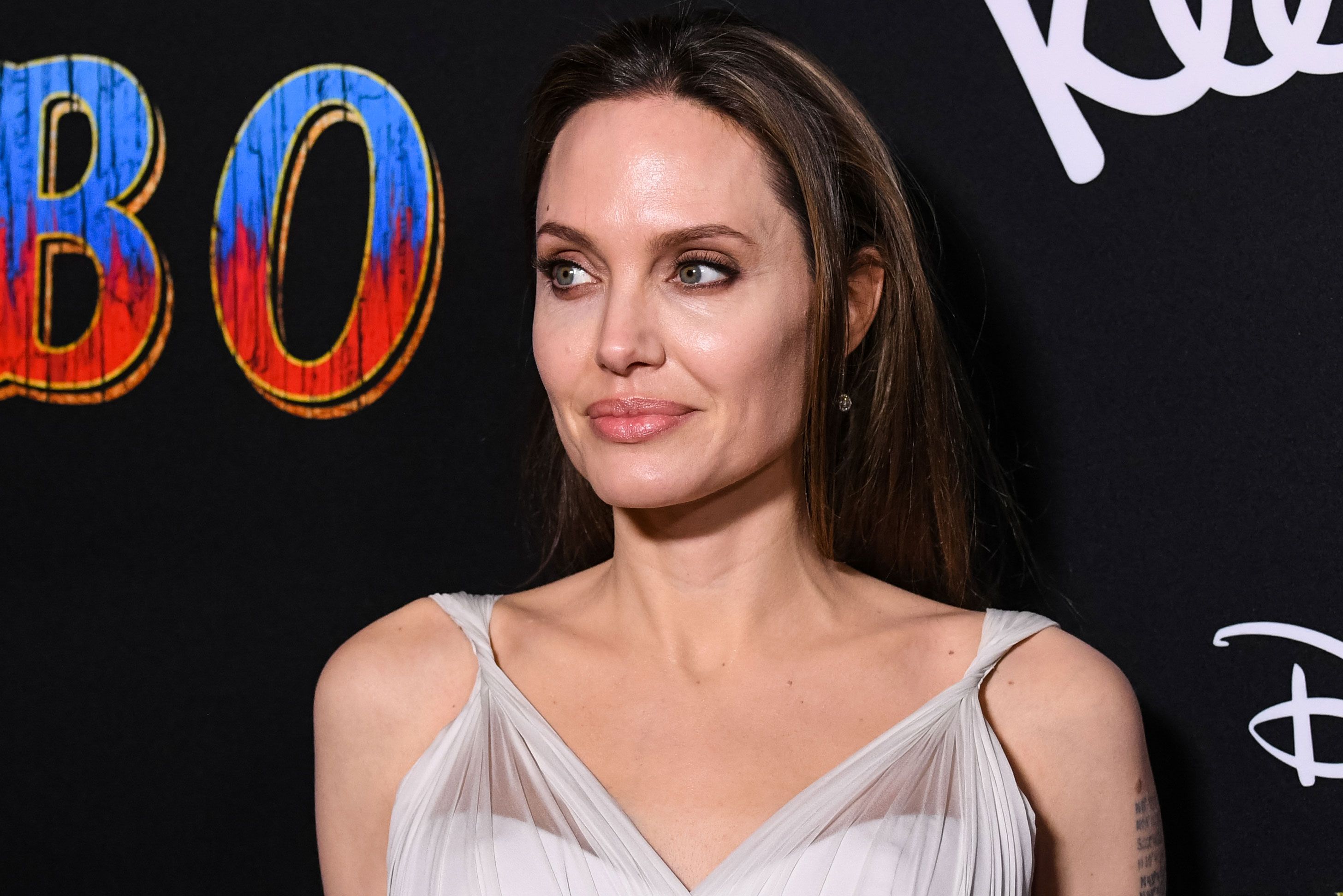 Angelina Jolie produrrà un programma per bambini anti-fake news thumbnail
