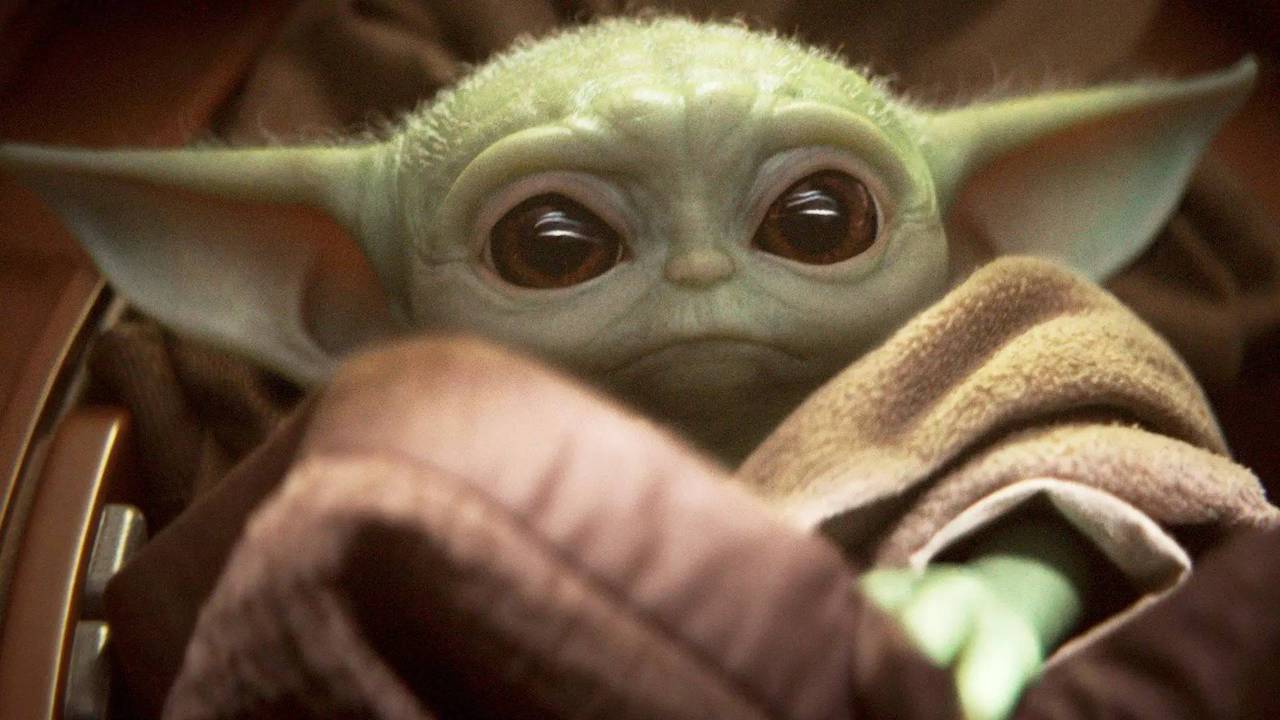 George Lucas coccola Baby Yoda in una foto di backstage thumbnail