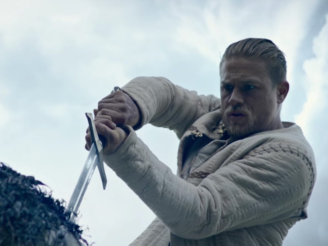 Charlie Hunnam vorrebbe rifare King Arthur: Il potere della spada thumbnail