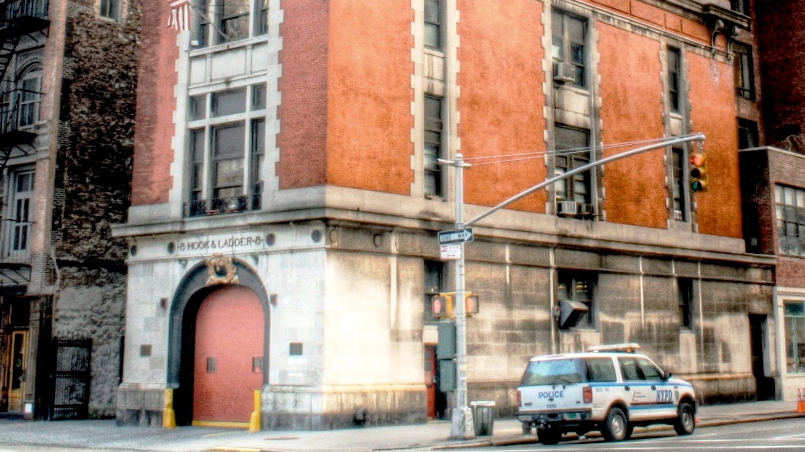 Ghostbusters: Ivan Reitman davanti alla sede nella nuova foto thumbnail