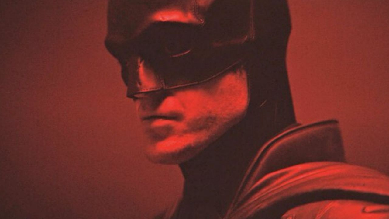 The Batman, le prime immagini del costume indossato da Pattinson thumbnail