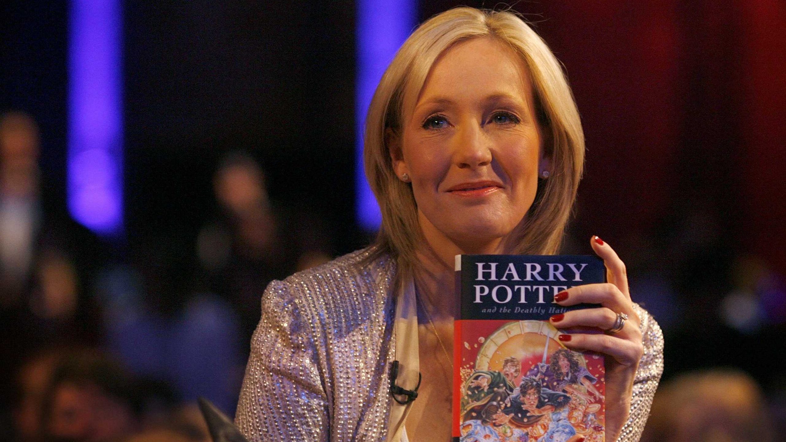 J.K. Rowling dona un milione di sterline per la lotta al Coronavirus thumbnail