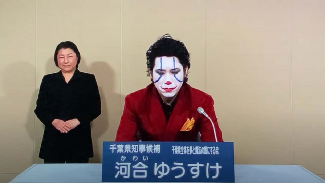 Un politico giapponese annuncia la sua candidatura vestito da Joker thumbnail
