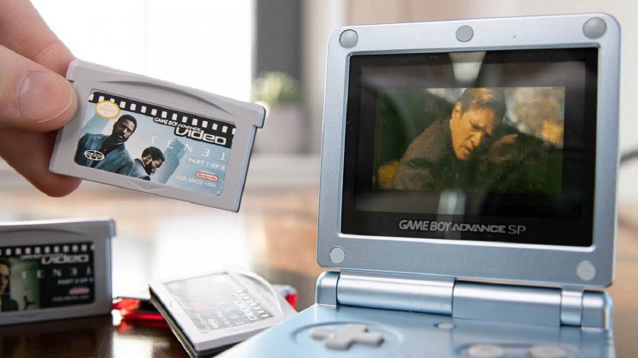 Un fan ha messo Tenet sul Game Boy Advance per fare un dispetto a Nolan thumbnail