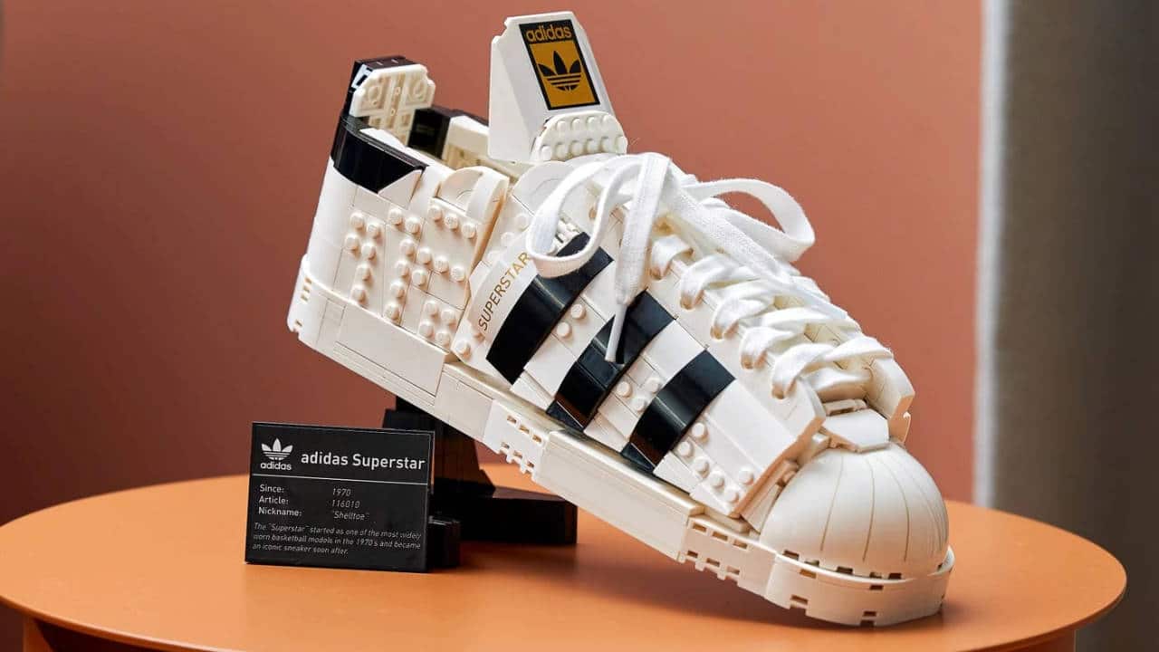 Adidas Originals Superstar - In arrivo le sneaker in mattoncini LEGO thumbnail