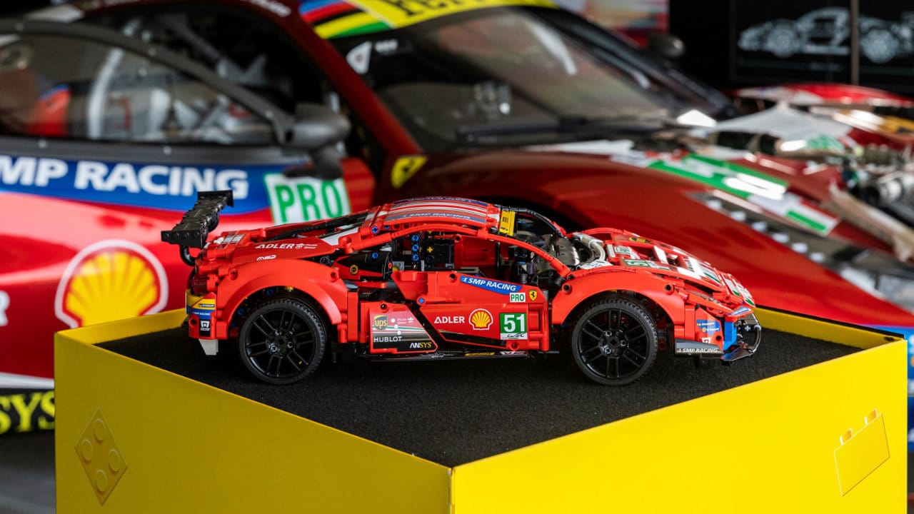 La Ferrari 488 GTE LEGO Technic sfreccia a tutta velocità sul Circuito di Modena thumbnail