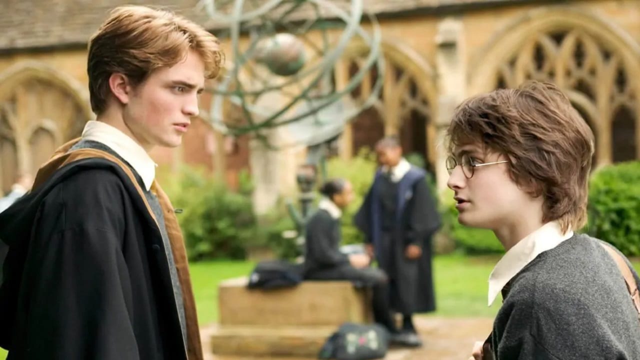 Robert Pattinson spiega perché teneva la bacchetta in modo strano in Harry Potter thumbnail