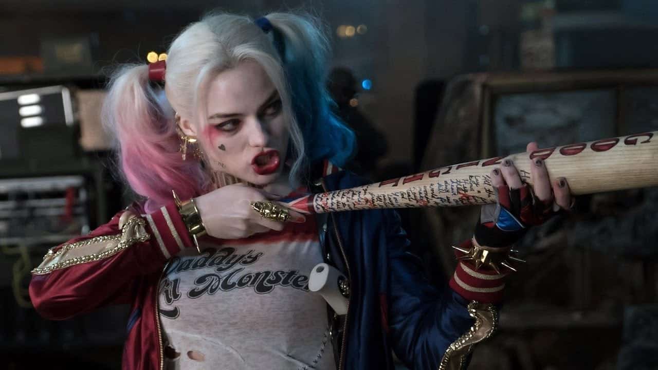 Margot Robbie ha portato a casa una mazza da baseball di Harley Quinn thumbnail