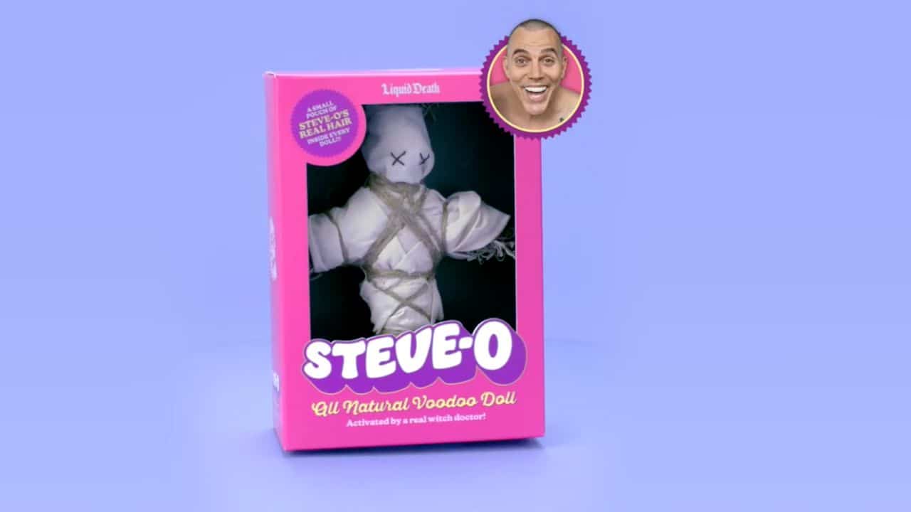 Il nuovo delirante progetto di Steve-O: in vendita bambole voodoo con i suoi capelli thumbnail