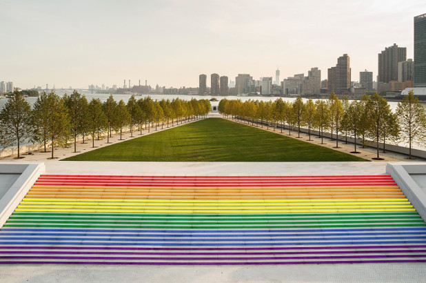 La più grande "bandiera" arcobaleno mai realizzata per il Pride thumbnail