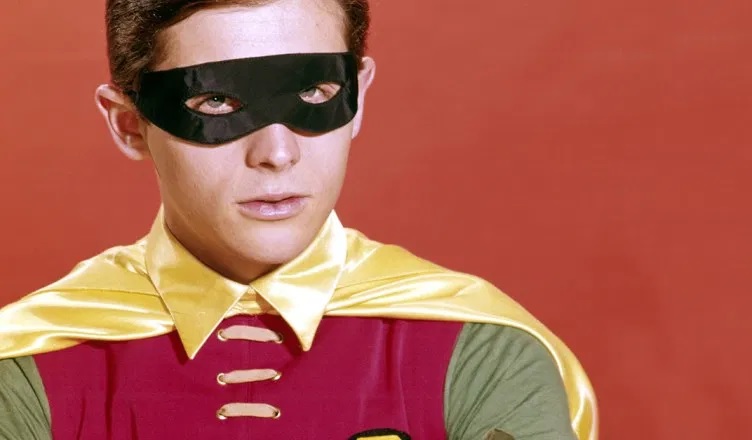 Prima immagine di Burt Ward, il Robin degli anni '60, in Crisi sulle Terre Infinite thumbnail