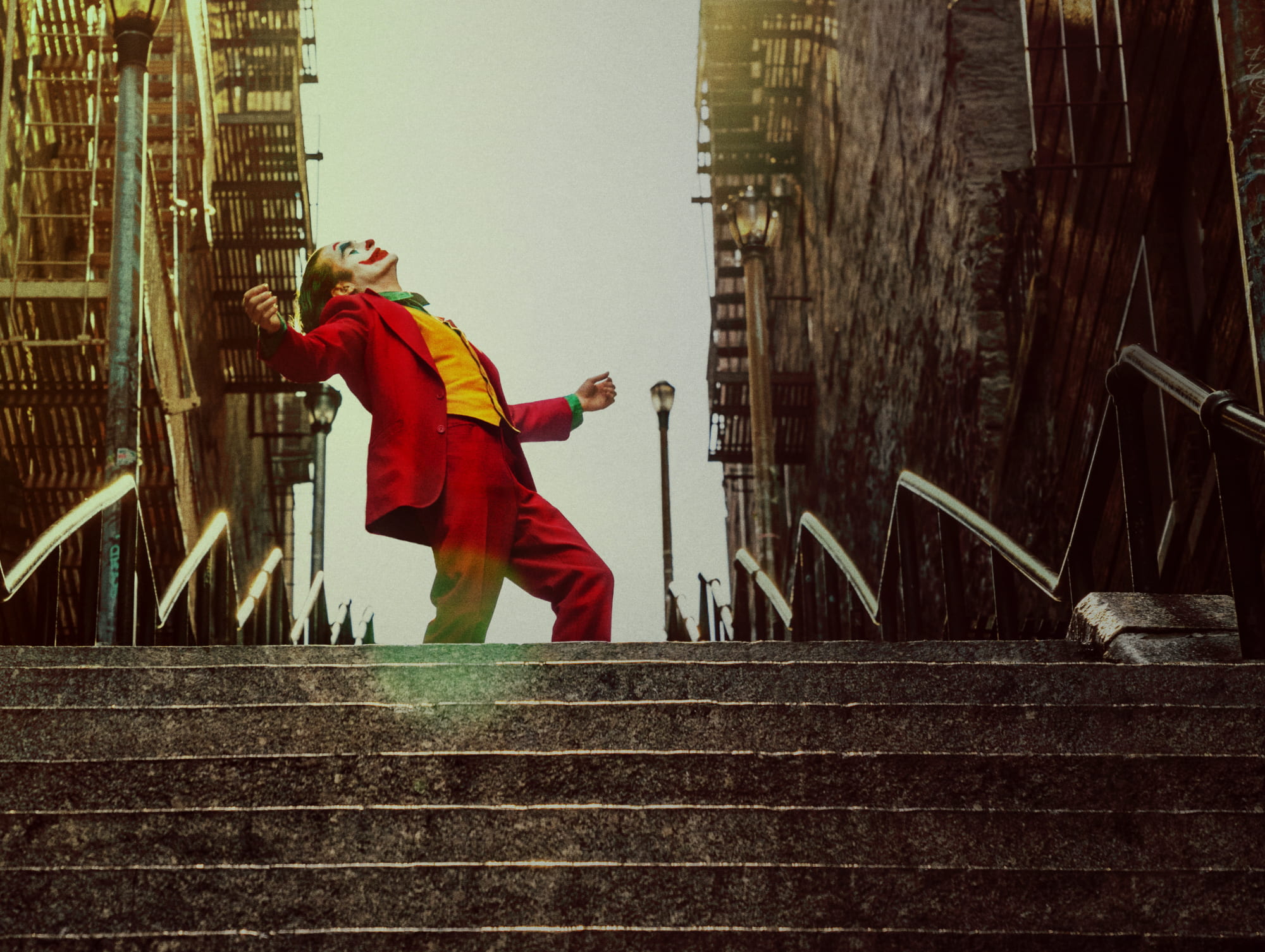 Joker: la scena delle scale ripresa da un fan con il cellulare durante le riprese thumbnail