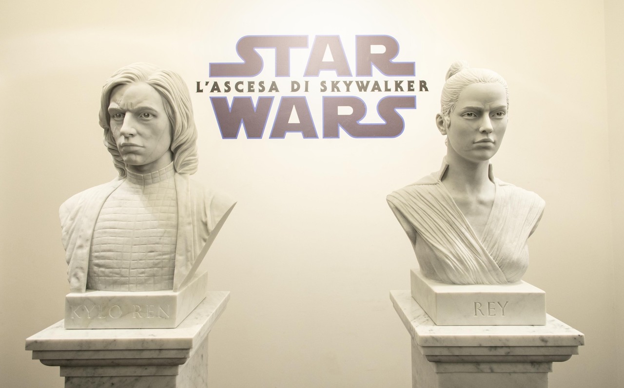 Star Wars Heroes: a Roma la mostra con le sculture di Rey e Kylo Ren thumbnail