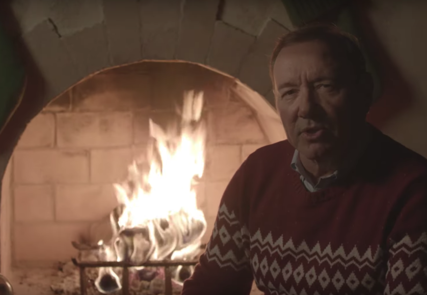 Kevin Spacey torna a essere Frank Underwood in un video per Natale thumbnail