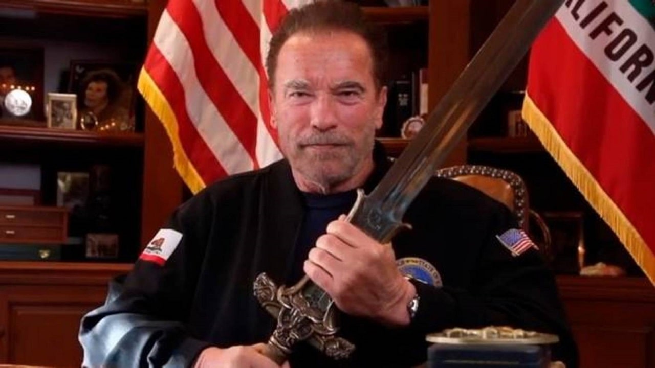 Schwarzenegger sfodera la spada di Conan per la democrazia americana thumbnail