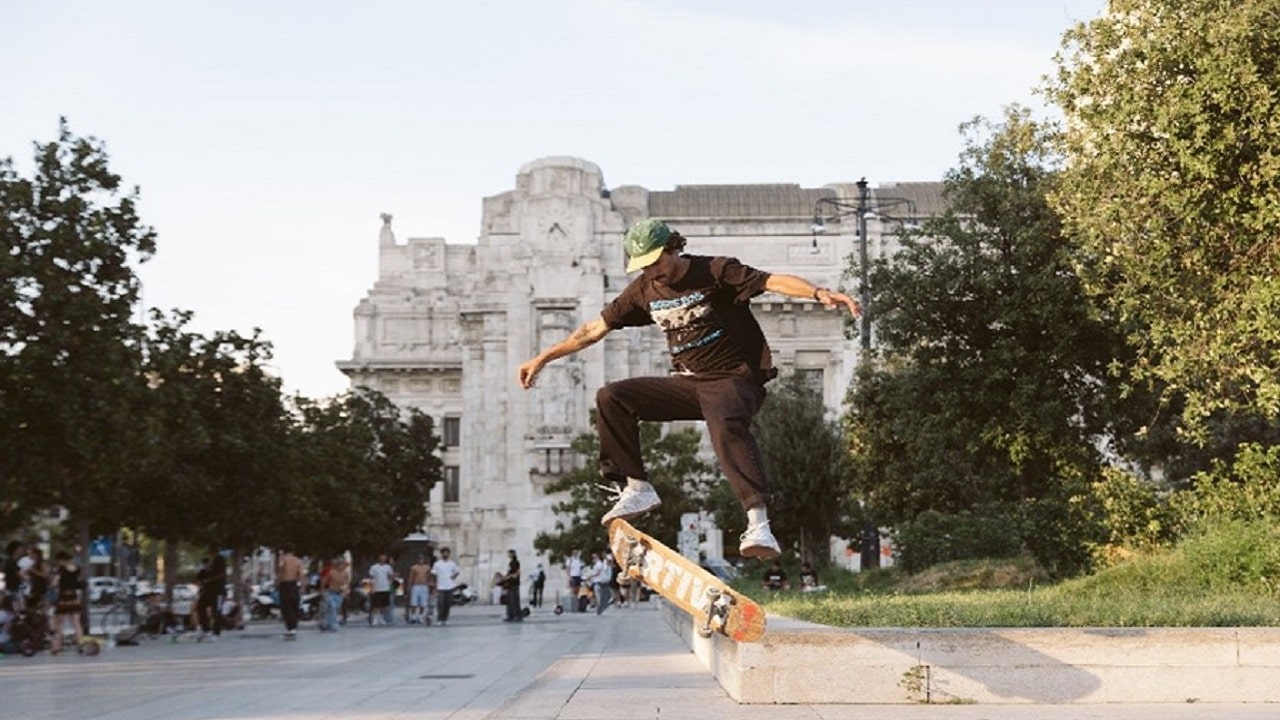 Tony Hawk: la Stazione Centrale di Milano è un grande skate park thumbnail