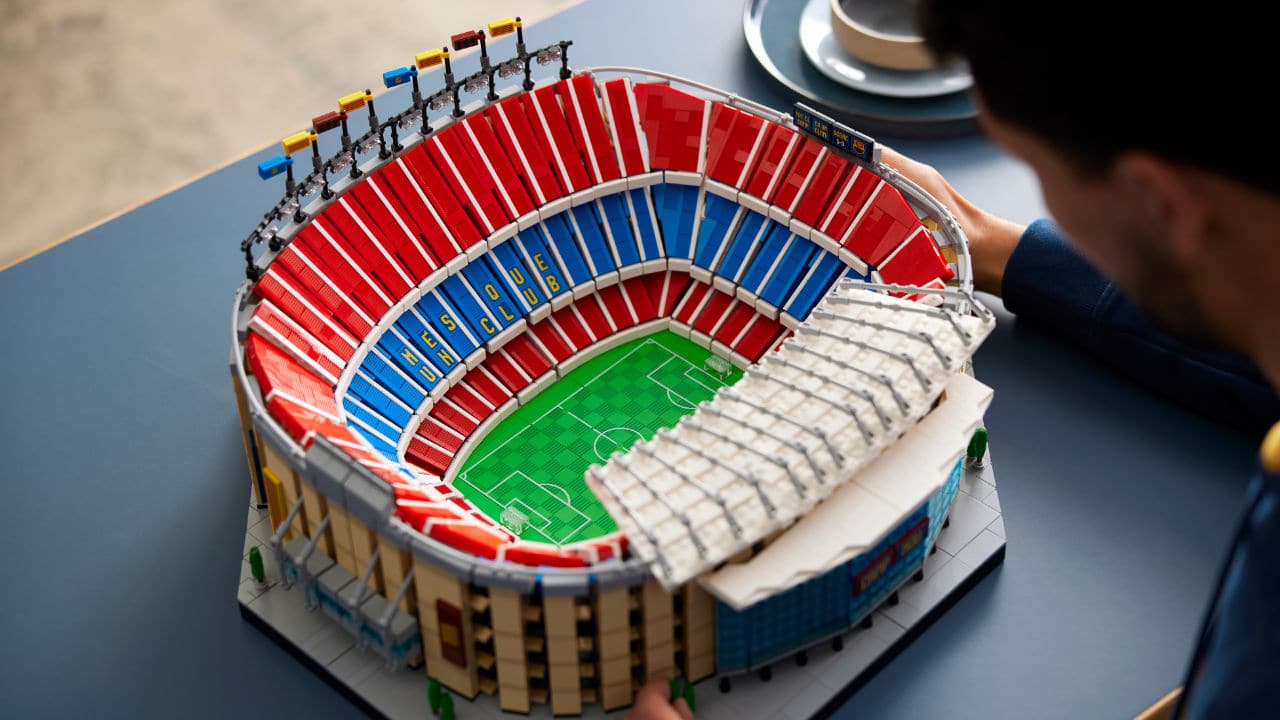 LEGO Camp Nou - FC Barcelona, scendi in campo con il nuovo set tutto da costruire thumbnail