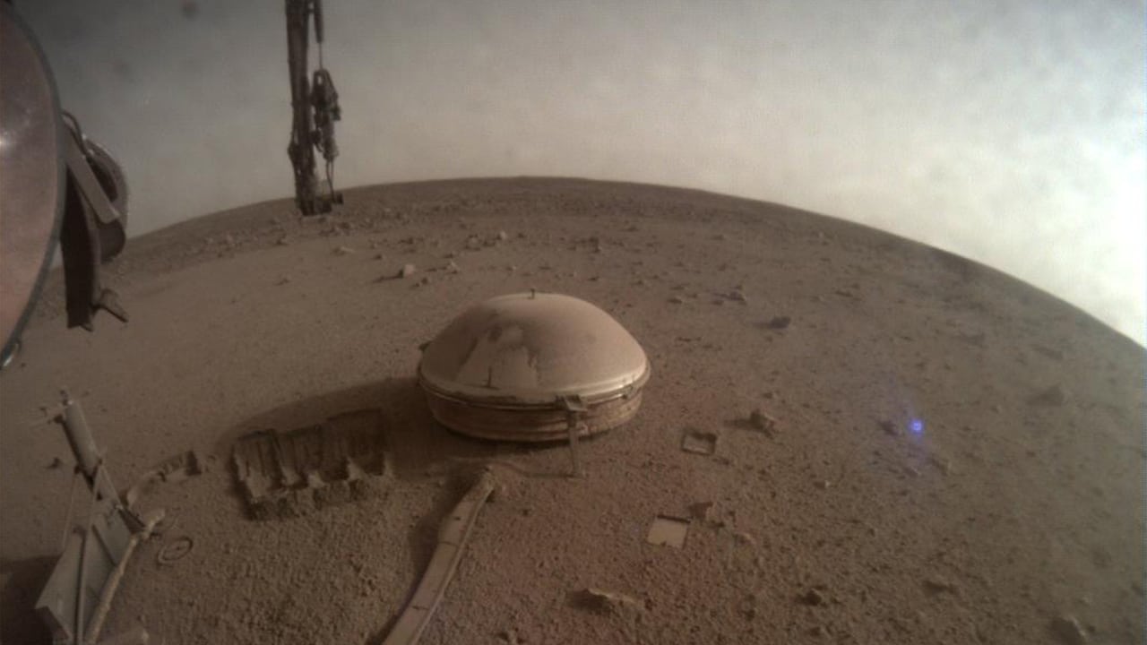 InSight su Marte è morto: non può più ricaricare le batterie. La sua missione termina. thumbnail