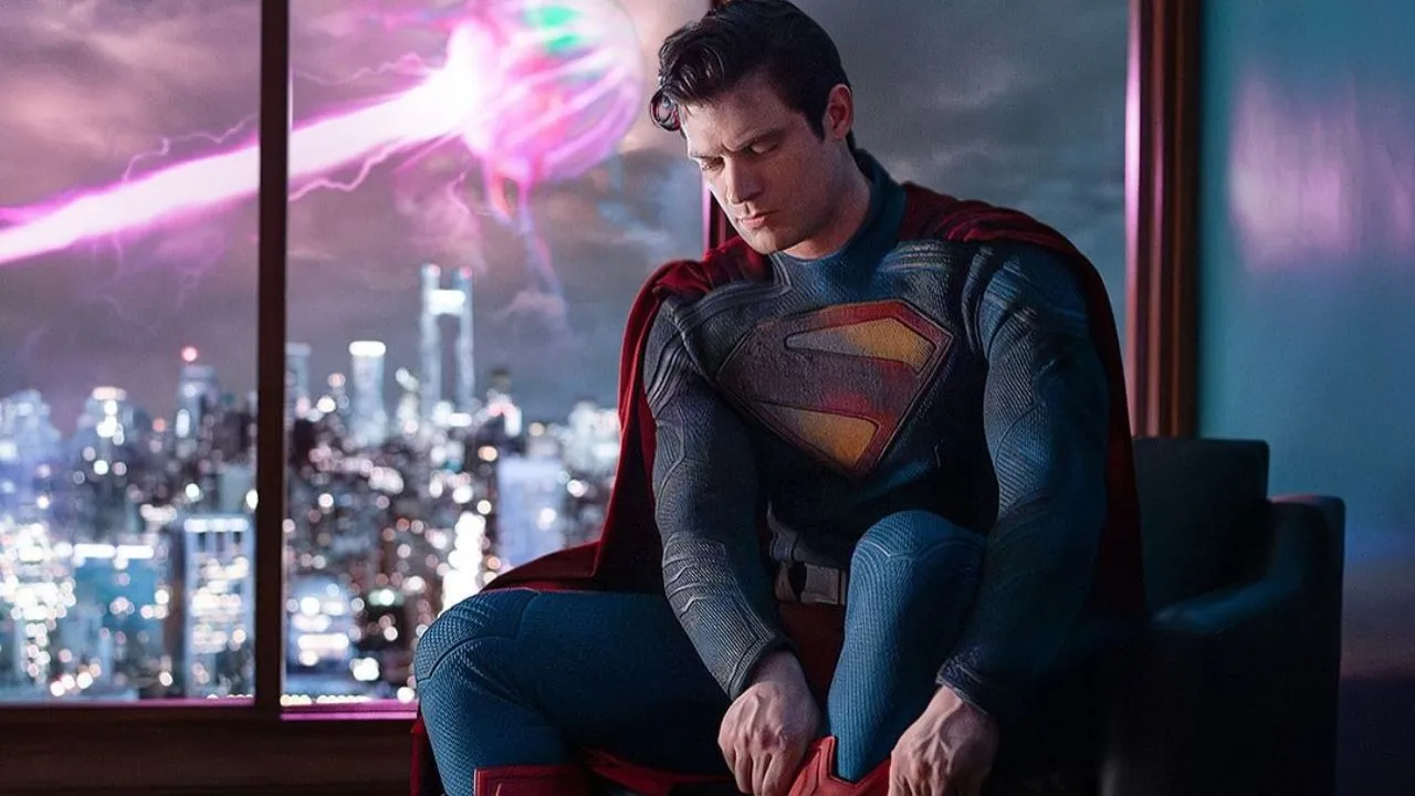 David Corenswet e James Gunn svelano il nuovo costume di Superman thumbnail